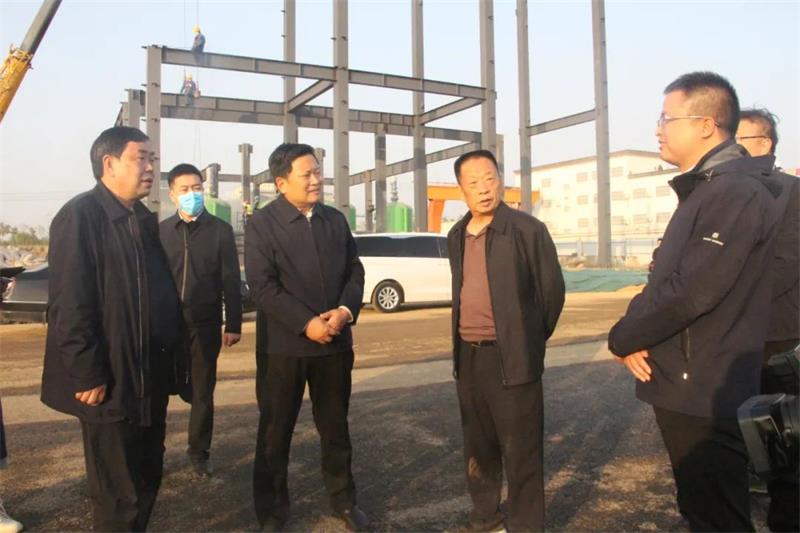 鞏義市委書記袁聚平一行蒞臨義瑞新材料項目施工現場調研